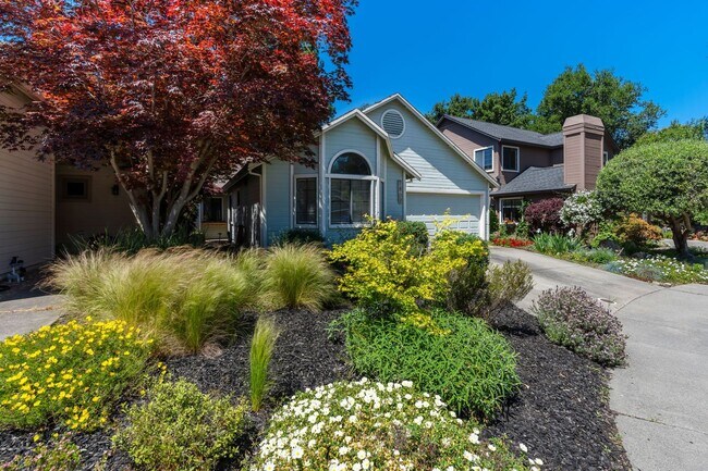 Building Photo - 3 bed 2 bath single level home available f...