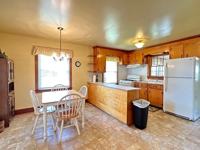 Foto del edificio - Fully Furnished/Inclusive 2 Bedroom/1 Bathroom Rancher For Rent