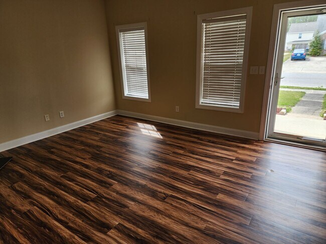 Foto del edificio - 2215-B Brookville Drive