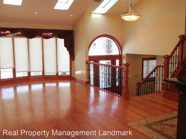 Building Photo - 4 br, 2 bath House - 262 N Iowa Avenue
