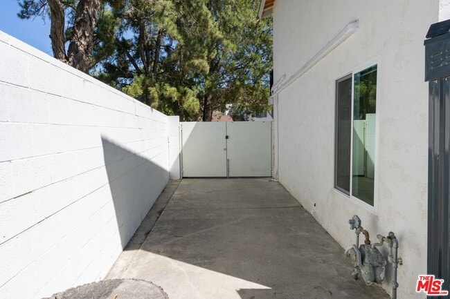 Building Photo - 23906 Darbun Dr