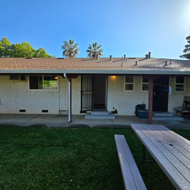 Building Photo - 786 Lovers Ln