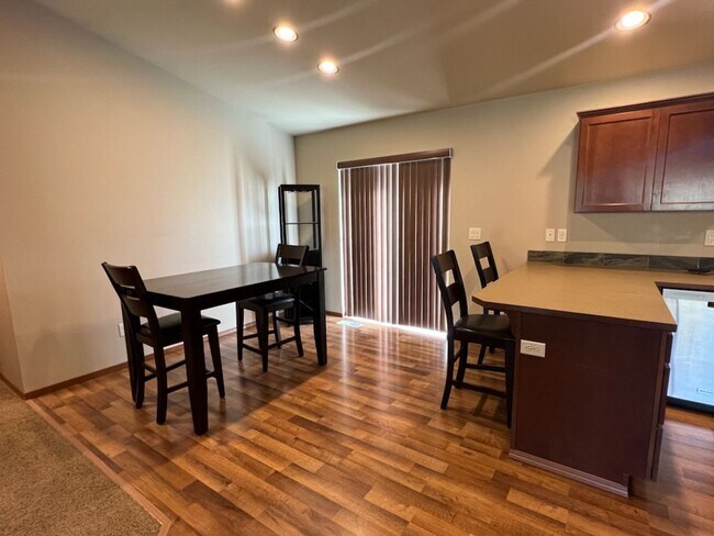Building Photo - Beautiful 3 bed/2 bath rambler! 2 car gara...