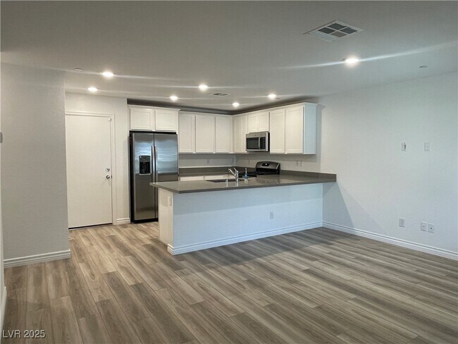 Foto del edificio - 10719 Burton Grove Ave