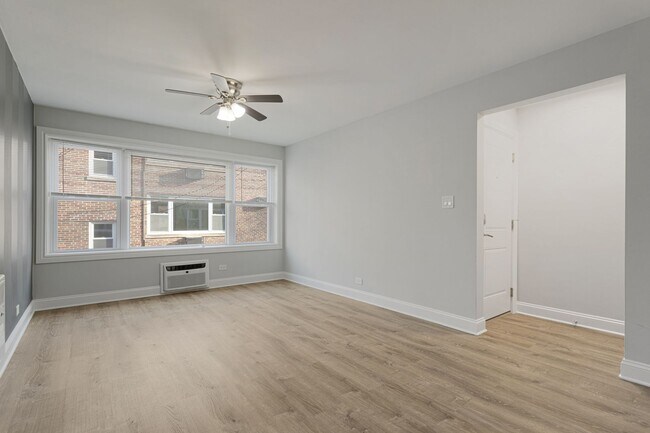 Foto del edificio - 7639 N Eastlake Ter