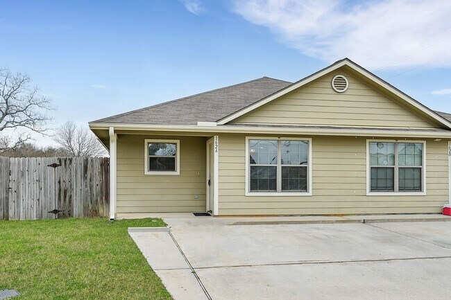 Foto del edificio - Rare Three Bedroom Two Bath Duplex in Willis