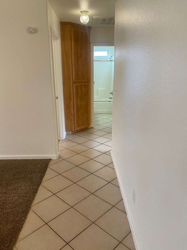Building Photo - 4 bedroom 2 bathroom house in SE Visalia!