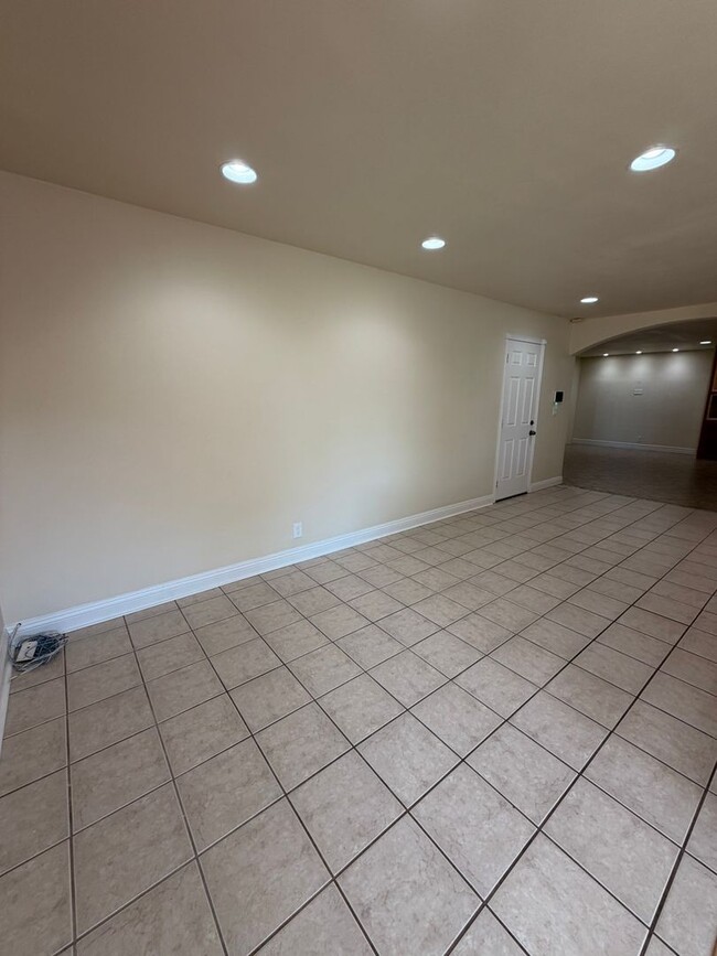 Building Photo - 7860 Summerplace Dr