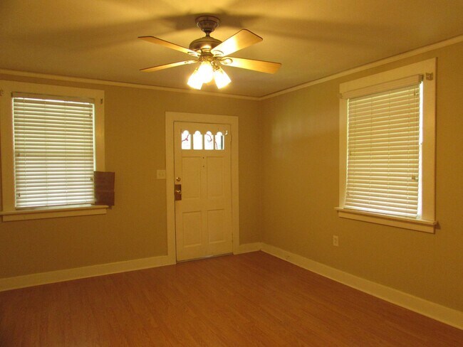 Foto del edificio - Charming 3 Bedroom, 2 Bath Home minutes fr...