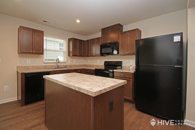 Building Photo - Stylish Townhome in TA School District!