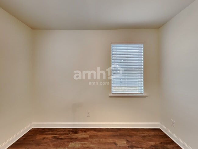 Building Photo - 290 Willow Ln