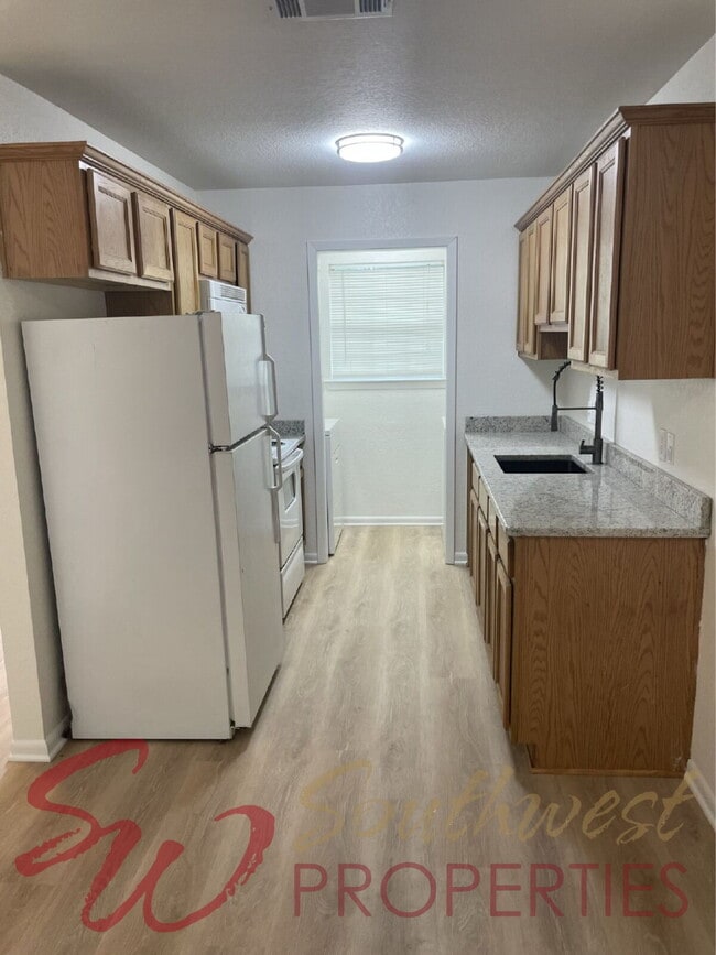 Building Photo - Charming, updated and bright duplex with private backyard!