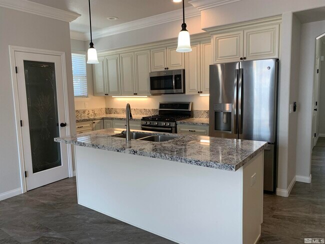 Building Photo - 688 Anderson St