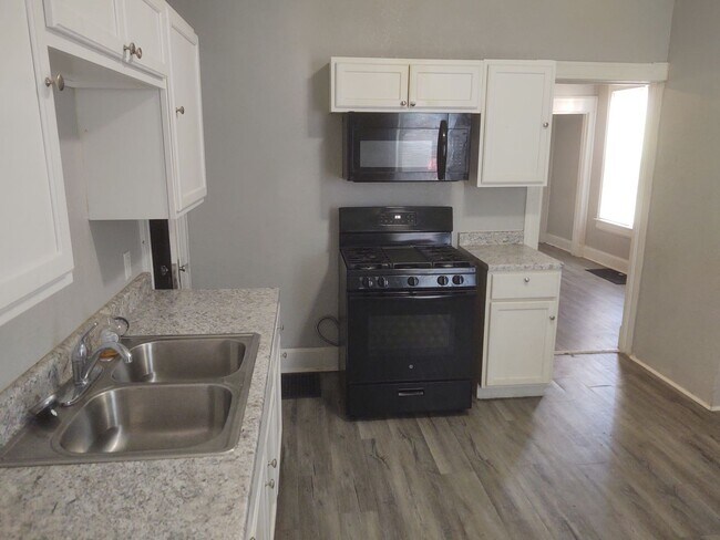 Building Photo - 3 Bedroom 1 Bathroom House W/ Bonus room &...