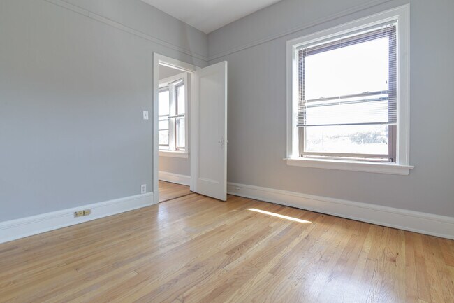 Building Photo - 4754 N Lincoln Ave