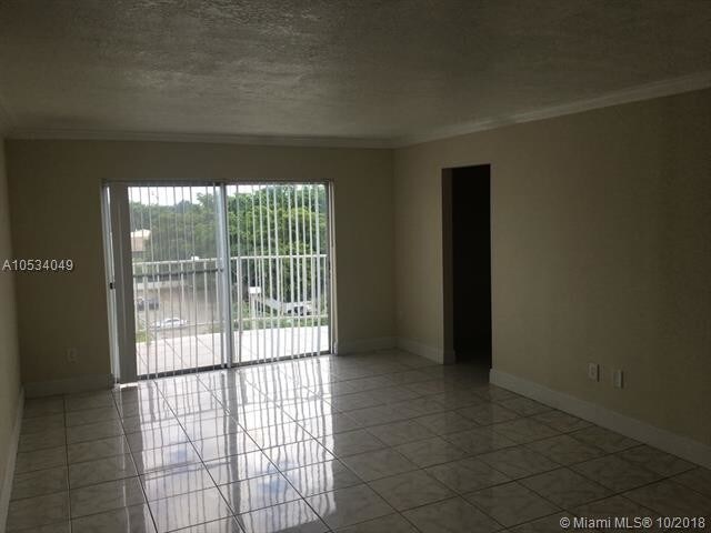 Foto del edificio - 496 NW 165 STREET RD  D-616