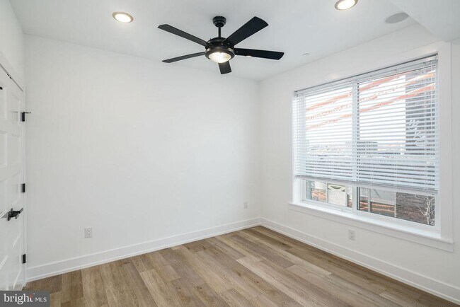 Building Photo - 2000 N Front St