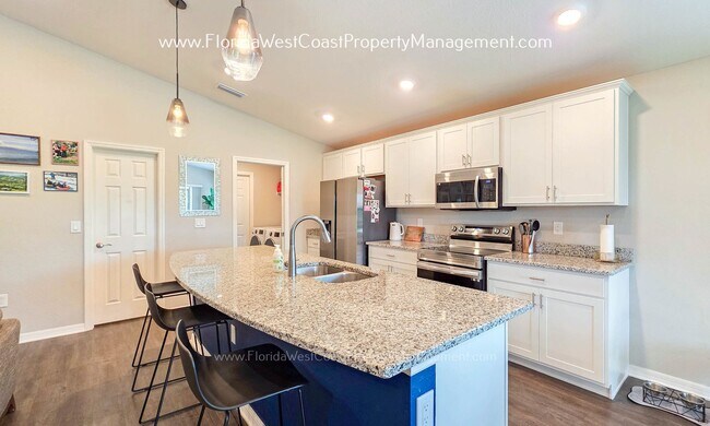 Building Photo - EXCEPTIONAL 3 BEDROOM/2 BATH HOME PLUS LARGE FENCED YARD! LONG TERM LEASE- UNFURNISHED!