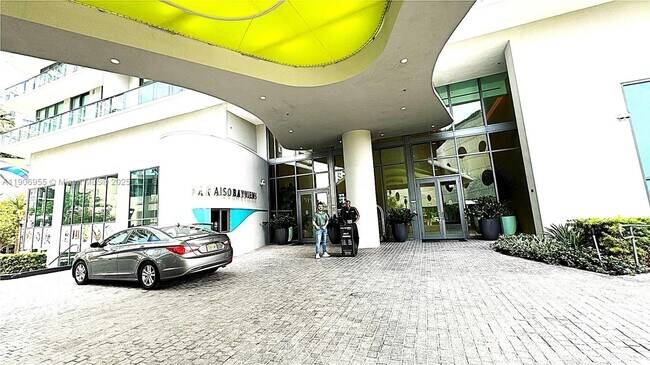 Foto del edificio - 501 NE 31st St