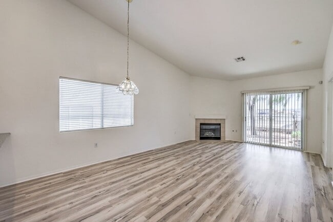 Building Photo - 2 bd / 2 ba / 2 car garage townhouse in He...