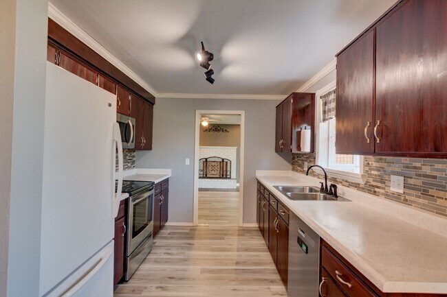 Foto del edificio - 3 Bedroom 2 Bath Single Story Home - Fenced Backyard