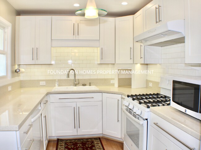 Building Photo - Remodeled 2BD/1BA Strawberry Village Duple...