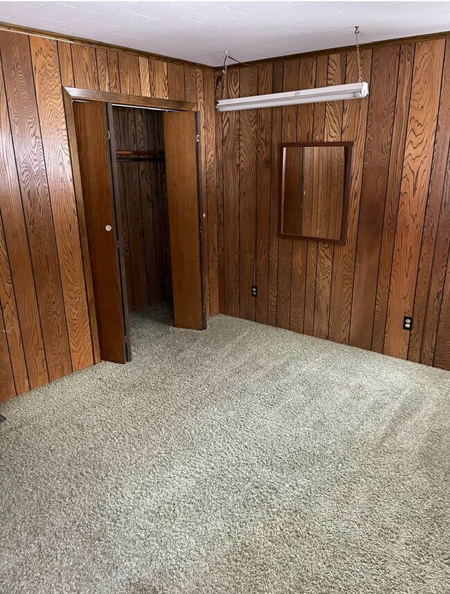 Room 1 - 1490 Sterling St S