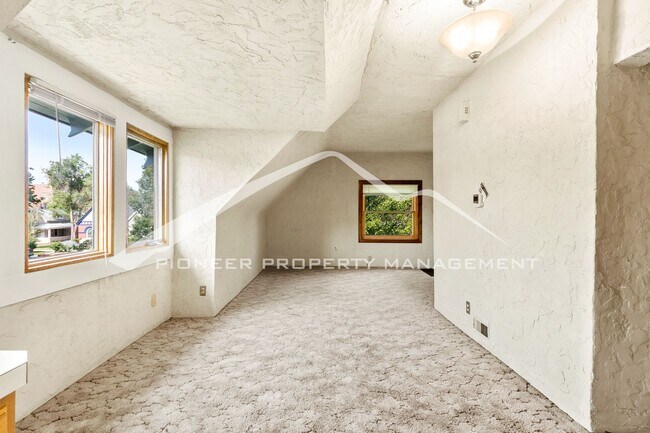 Foto del edificio - 2 Bed/1 Bath Upstairs Unit in Duplex with ...