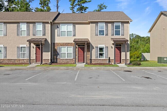 Foto del edificio - 411 Sullivan Loop Rd