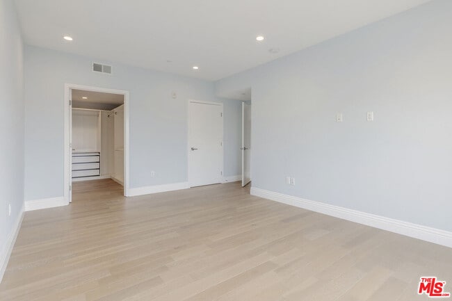 Foto del edificio - 2939 Leeward Ave