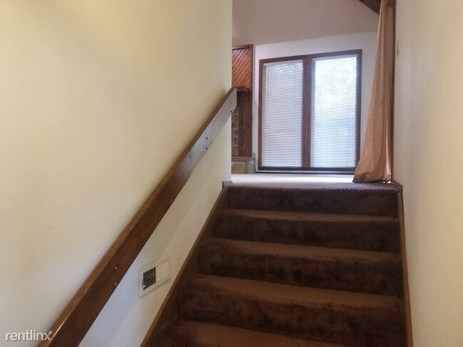 Building Photo - 2 br, 2 bath Condo - 2421 Yellowstone #2202