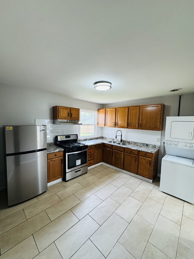 Building Photo - Your ideal home in Gary!