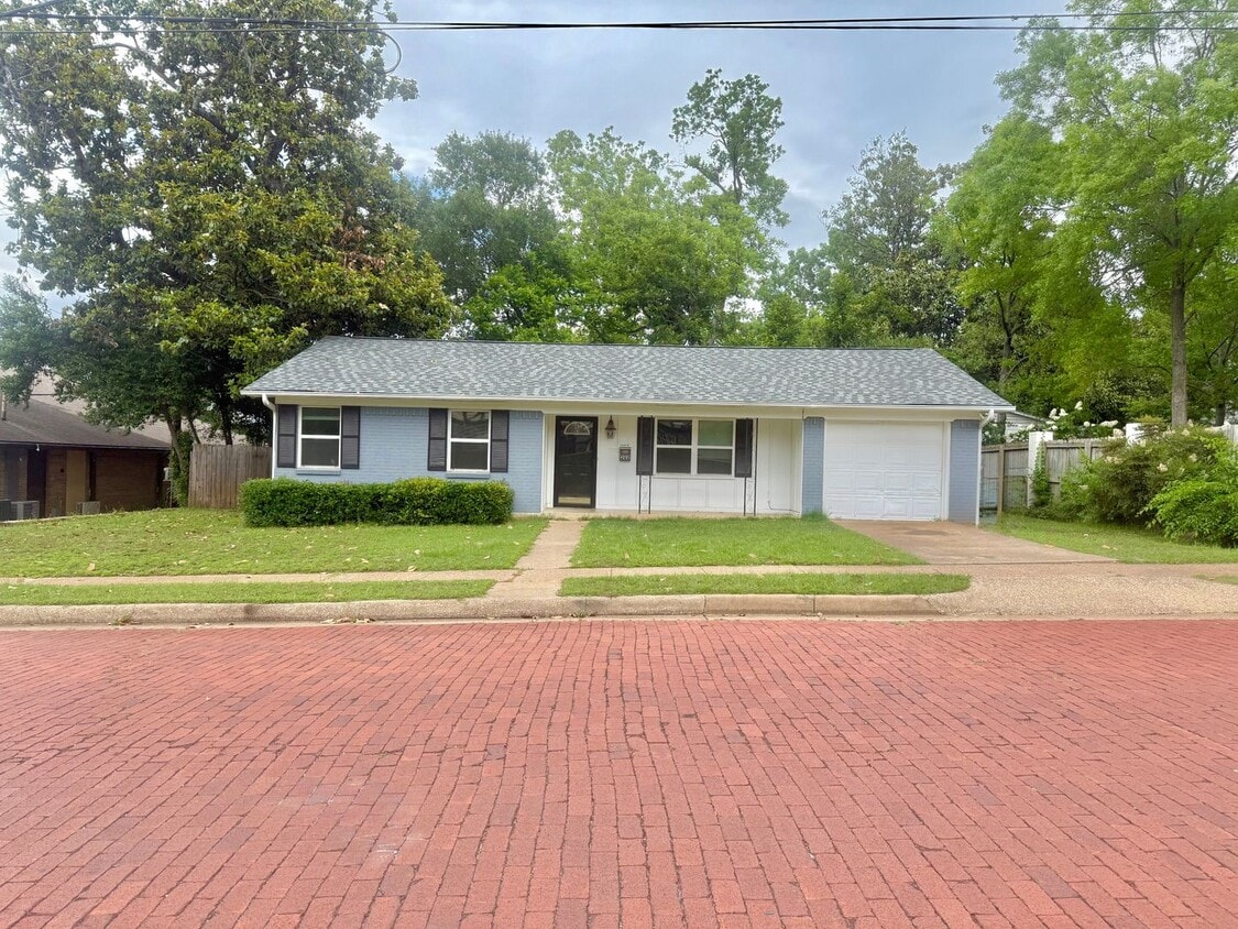 Primary Photo - 202 E Charnwood St