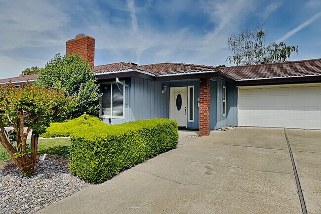 Foto del edificio - Halfplex with yard in South Land Park