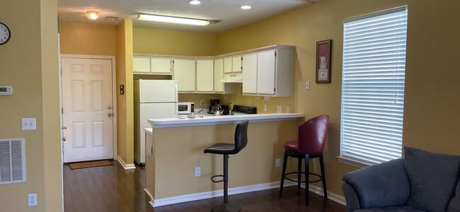 Building Photo - Special! First month free! Updated 2 bedroom/2 bath condo in River Oaks