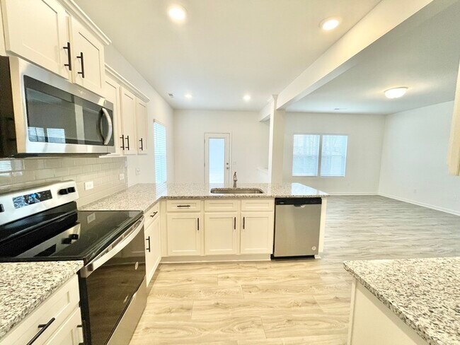 Foto del edificio - Don't miss out! Paired Home minutes from I-77 and I-40 Tour today!