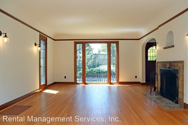 Building Photo - 3 br, 1.5 bath House - 2120 NE 30th Ave