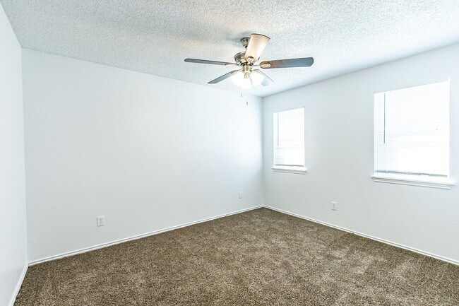 Foto del edificio - 2 Bedroom House w Large yard