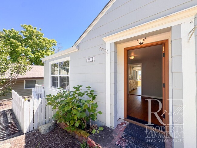 Foto del edificio - Charming 2-Bedroom Home with Renovated Bath, Hardwood Floors & Spacious Fenced Yard