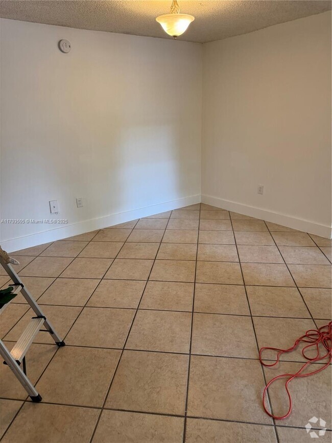 Building Photo - 9040 SW 125th Ave