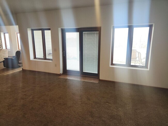 Building Photo - Beautiful Home with Scenic Views