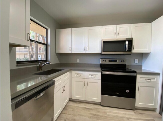 Foto del edificio - 4700 Lucerne Lakes Blvd W