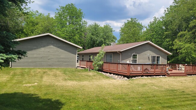 Building Photo - W5991 Mariner Hills Trail