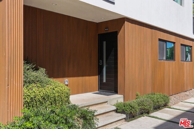 Building Photo - 621 1/2 N Mariposa Ave