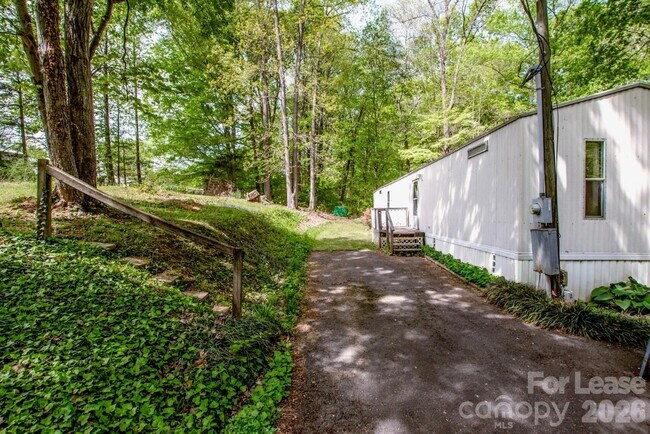 Foto del edificio - 7967 Caswell Rd
