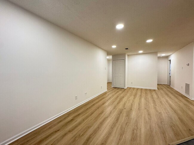 Foto del edificio - Bright And Cozy 3 Bed 2 Bath Condo In Vibrant Heights On Penderbrook