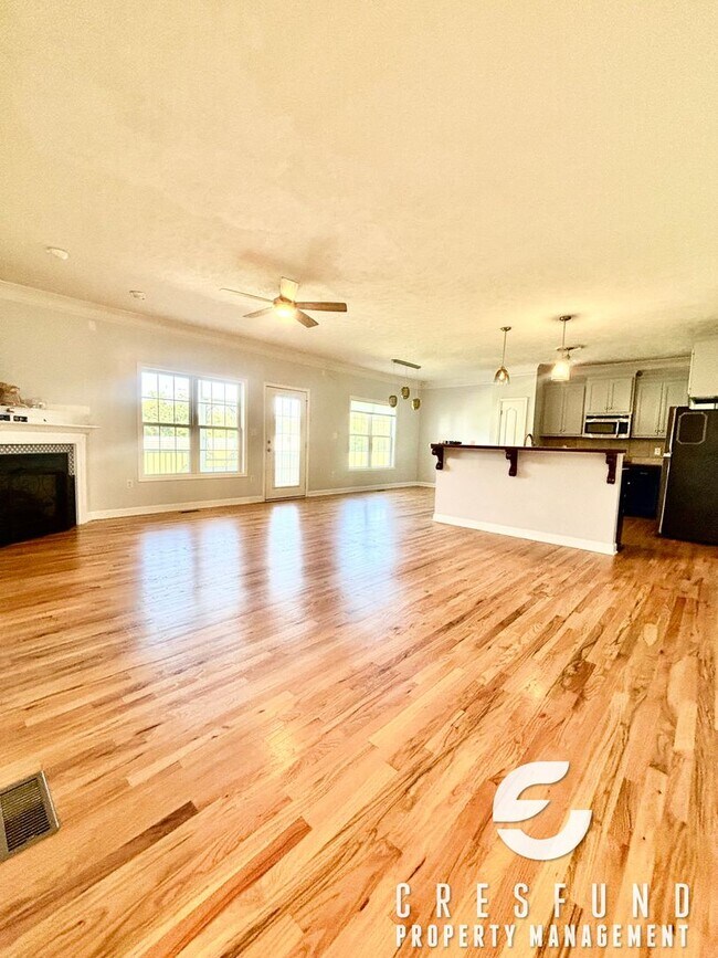 Foto del edificio - CHARMING 3 BEDROOM READY FOR MOVE IN TODAY!