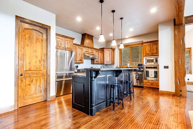 Building Photo - Magnificent Mountain Living in Jeremy Ranch