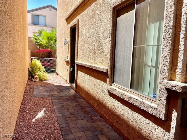 Foto del edificio - 8233 Strawberry Spring St