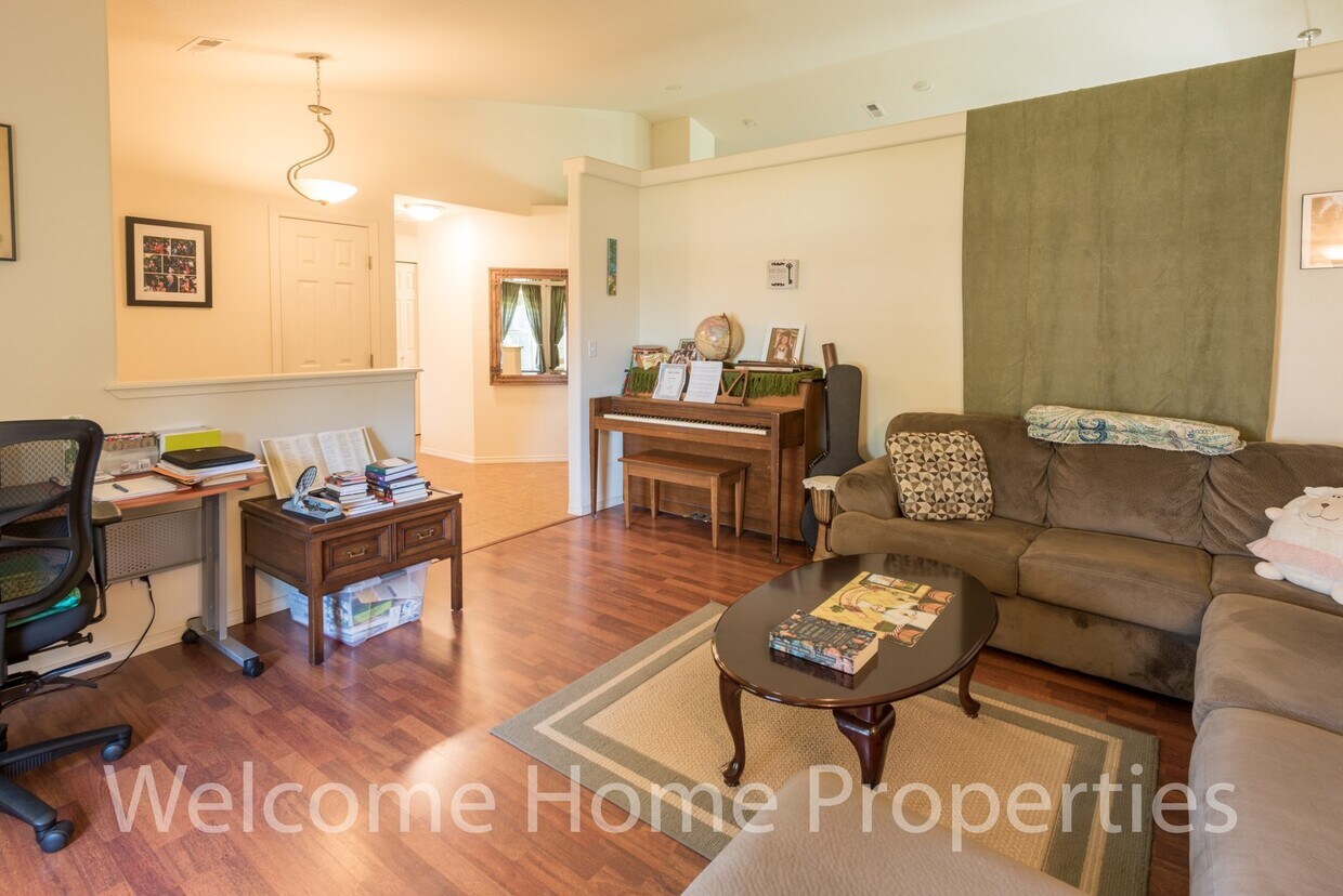 Foto principal - Beautiful 3 Bedroom Home Close to WWU